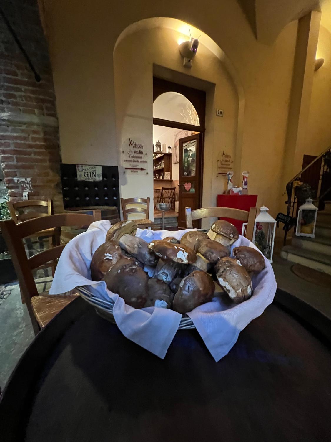 Azienda in vendita: Vendo Osteria Vineria avviatissima in centro storico  a Italia - Ristoranti - Immagine foto 4