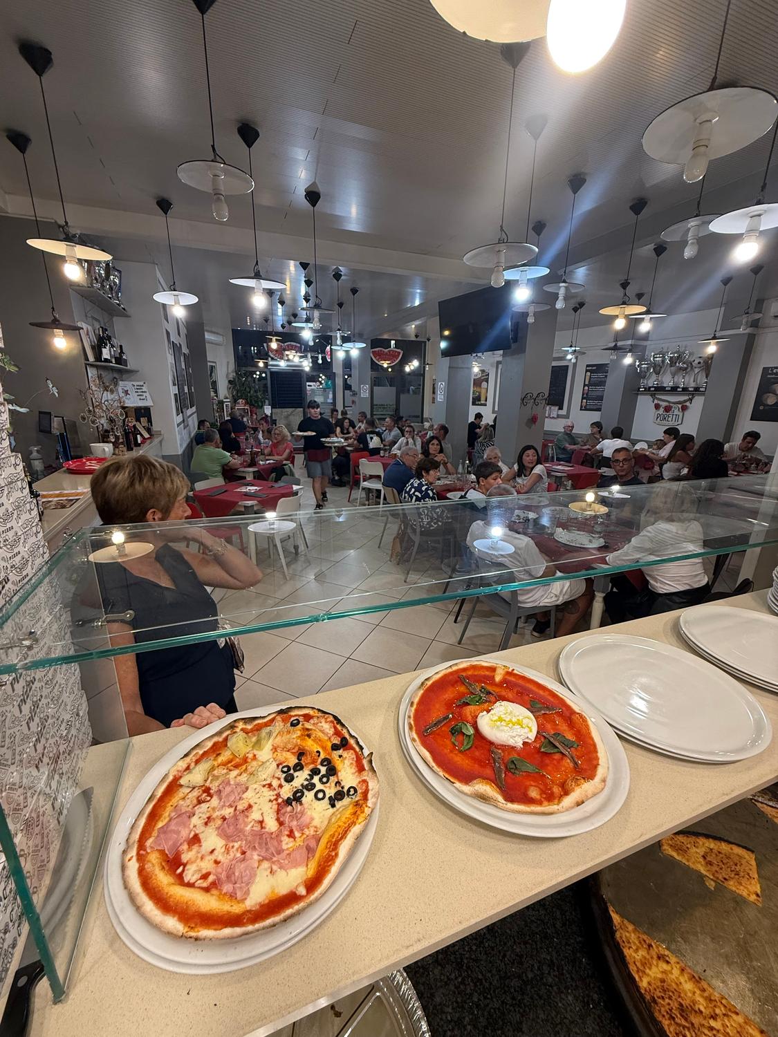 Azienda in vendita: Attività di ristorazione in centro città con grande passaggio a Italia - Pizzerie - Immagine principale