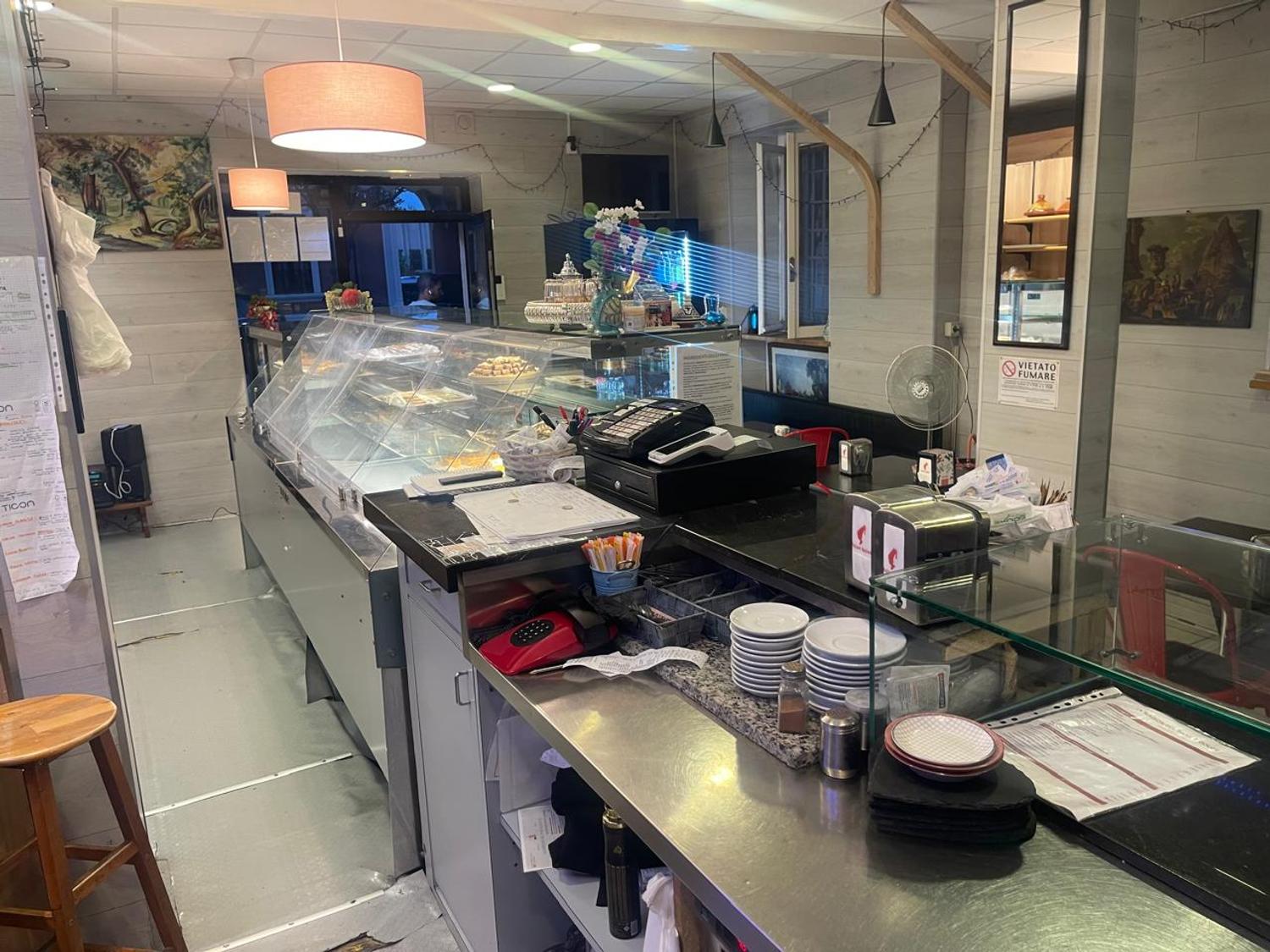Azienda in vendita: 🔥 CEDESI ATTIVITÀ DI PANIFICIO, PASTICCERIA E TAVOLA CALDA (PC) a Italia - Panetterie - Immagine foto 4