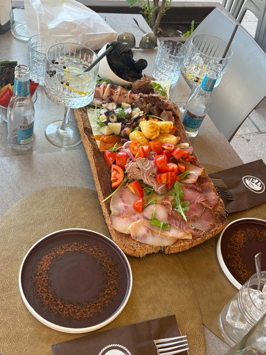 Azienda in vendita: Attività Bar ristorante fronte porto sul lungomare di Carloforte a Italia - Ristoranti - Immagine foto 2