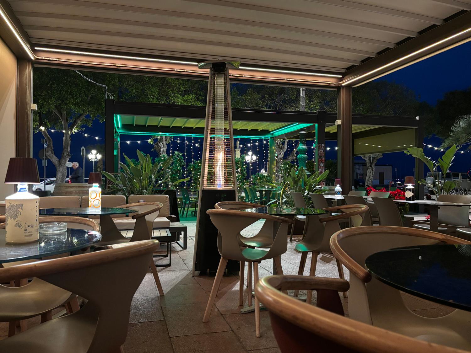 Azienda in vendita: Attività Bar ristorante fronte porto sul lungomare di Carloforte a Italia - Ristoranti - Immagine foto 3