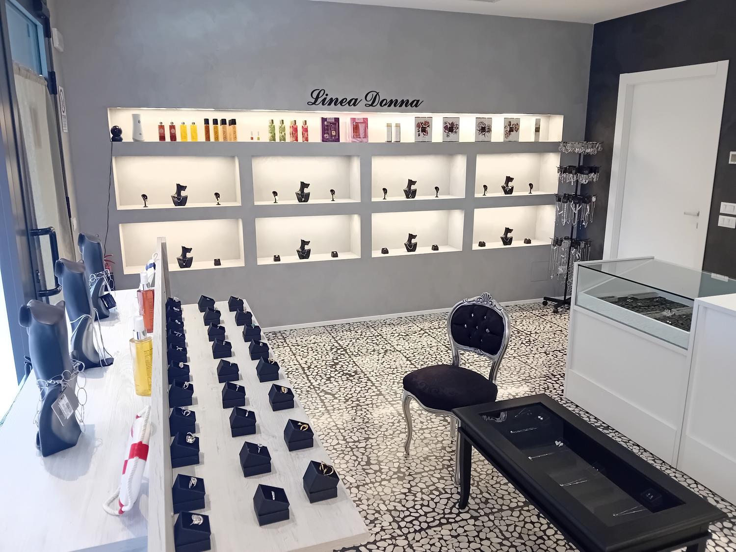 Azienda in vendita: Negozio bigiotteria, profumi e accessori moda – Darfo a Italia - Gioiellerie e oreficerie - Immagine principale