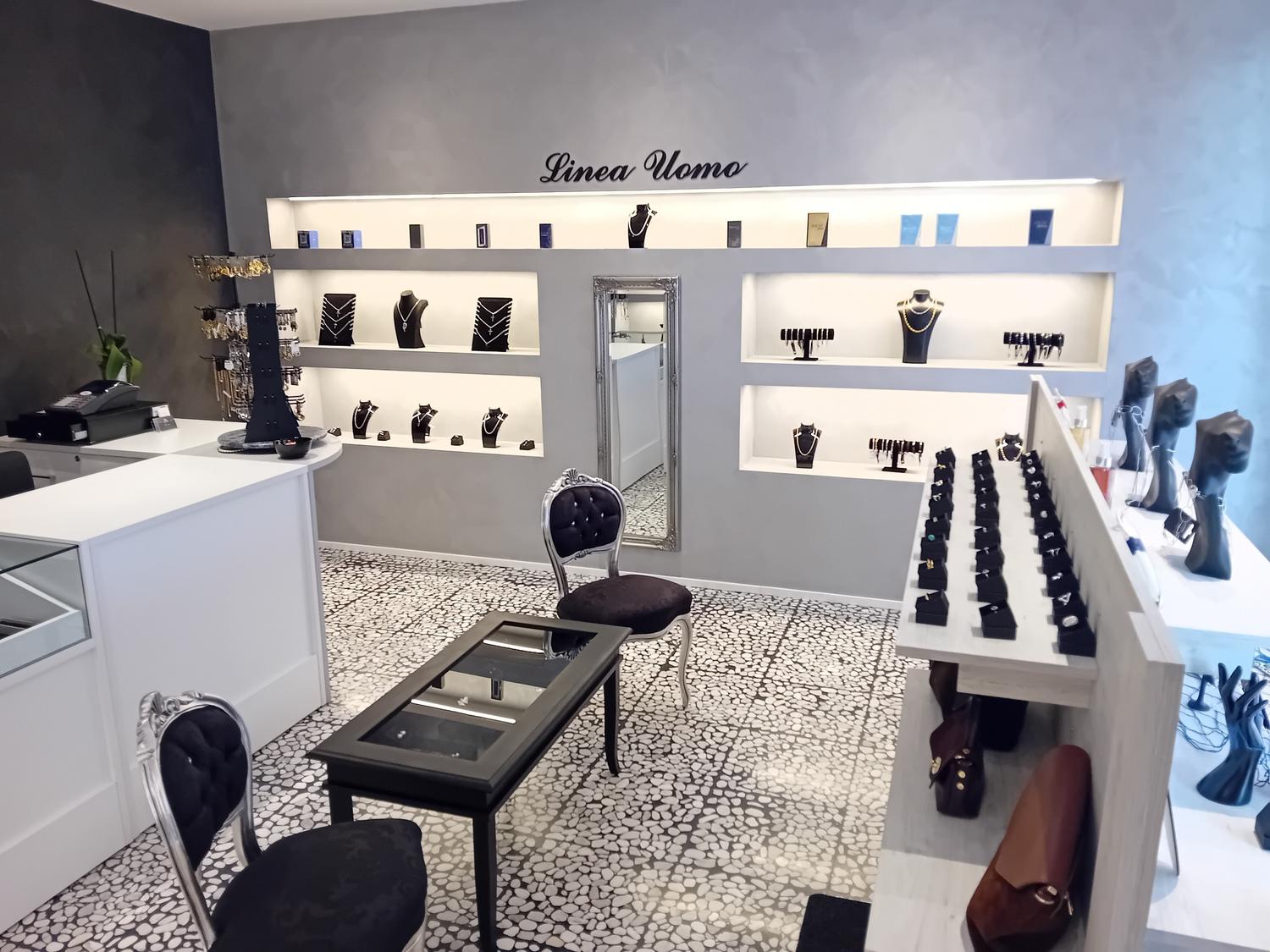 Azienda in vendita: Negozio bigiotteria, profumi e accessori moda – Darfo a Italia - Gioiellerie e oreficerie - Immagine foto 2