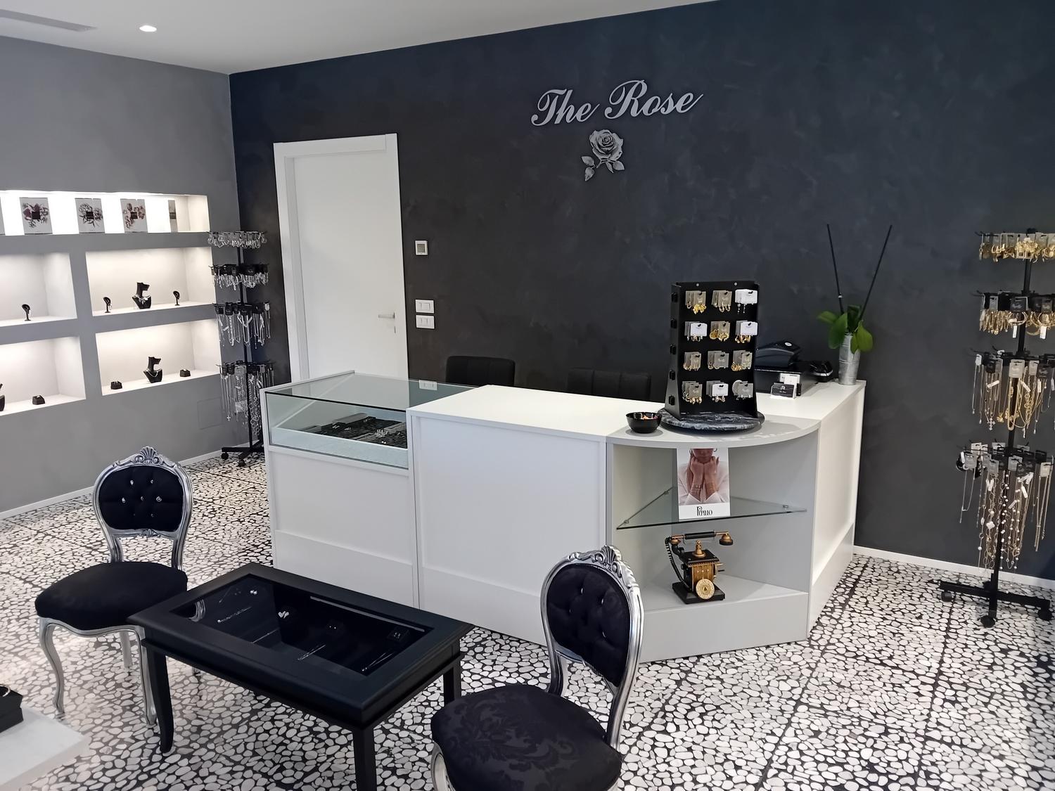 Azienda in vendita: Negozio bigiotteria, profumi e accessori moda – Darfo a Italia - Gioiellerie e oreficerie - Immagine foto 3