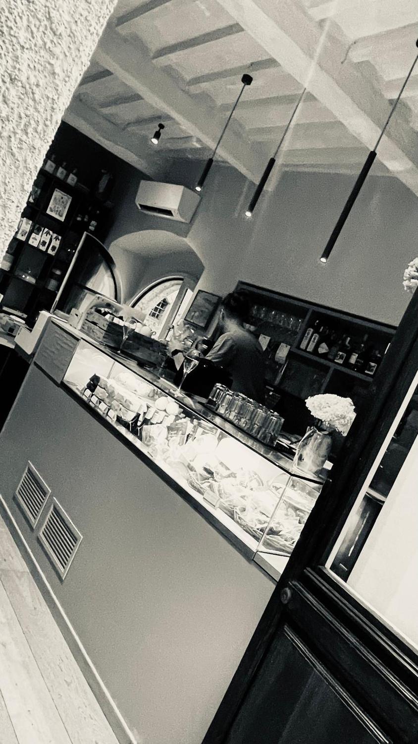 Azienda in vendita: Bar e somministrazione piatti caldi, freddi e panini ed enoteca. a Italia - Bar - Immagine principale