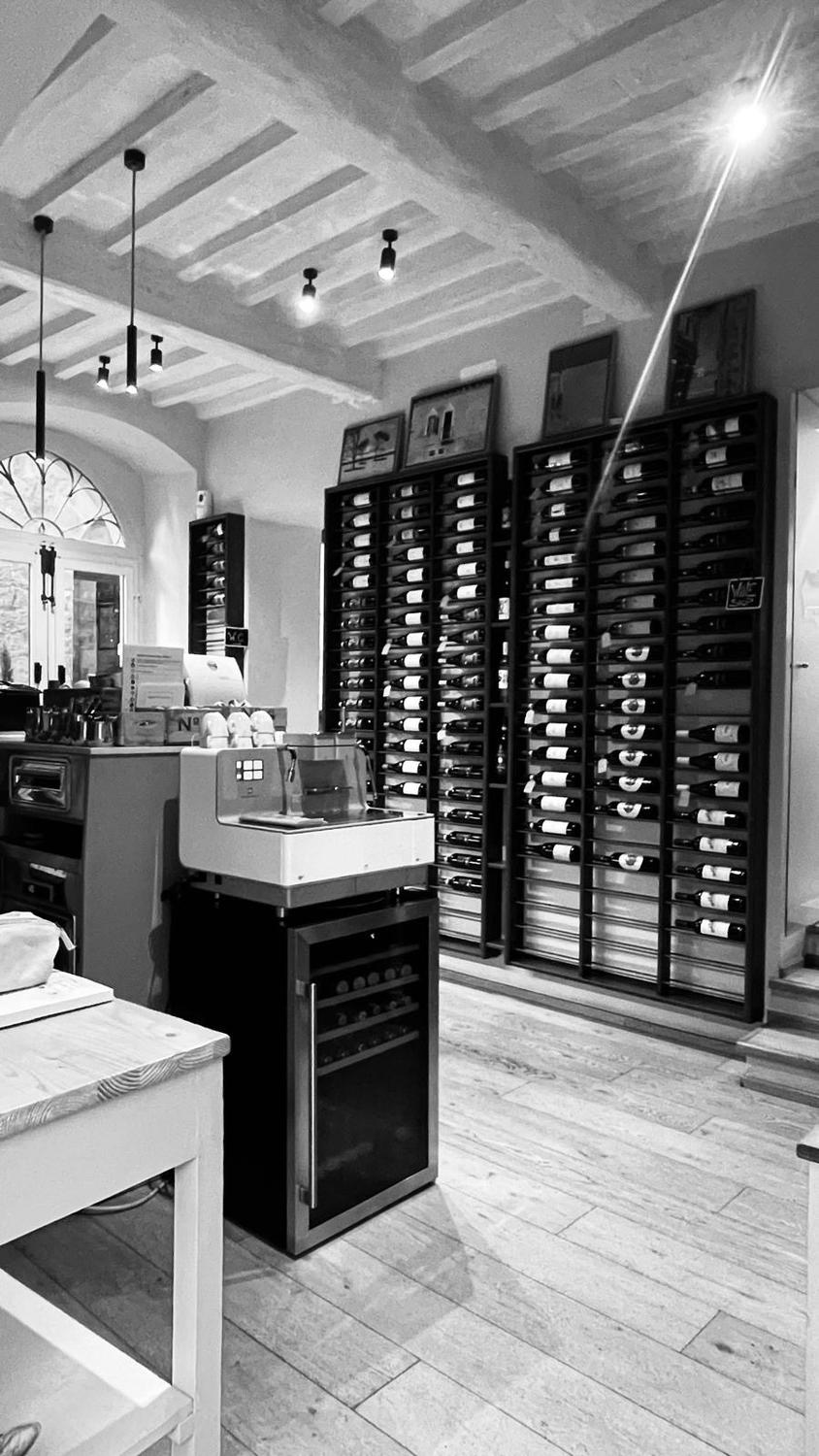 Azienda in vendita: Bar e somministrazione piatti caldi, freddi e panini ed enoteca. a Italia - Bar - Immagine foto 2