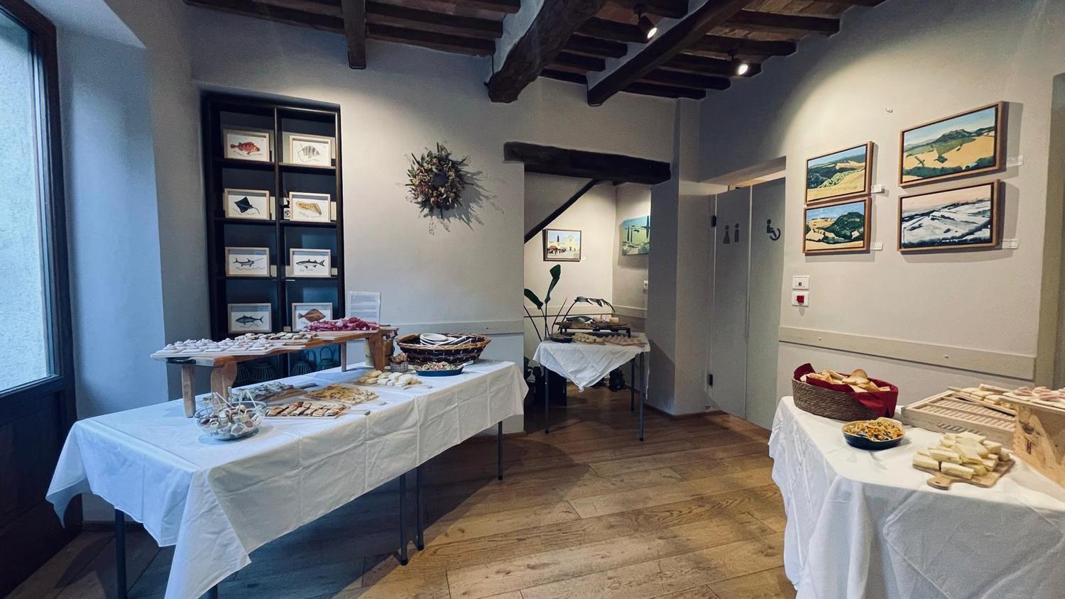 Azienda in vendita: Bar e somministrazione piatti caldi, freddi e panini ed enoteca. a Italia - Bar - Immagine foto 3