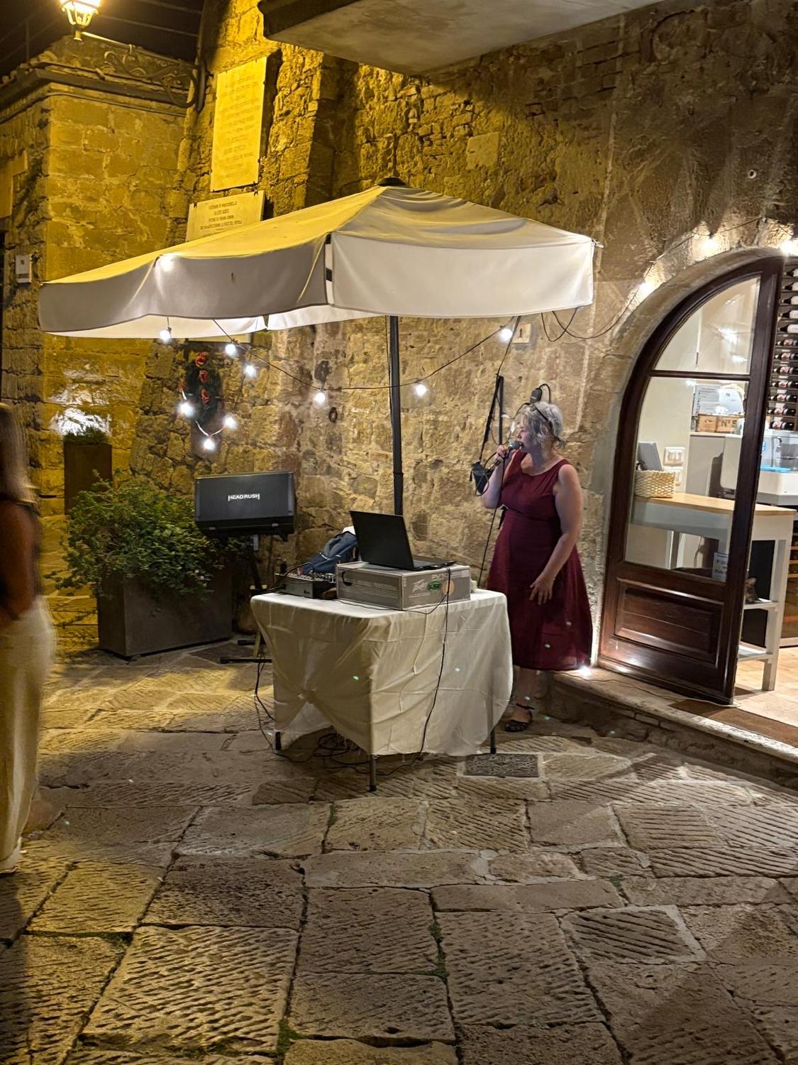 Azienda in vendita: Bar e somministrazione piatti caldi, freddi e panini ed enoteca. a Italia - Bar - Immagine foto 4