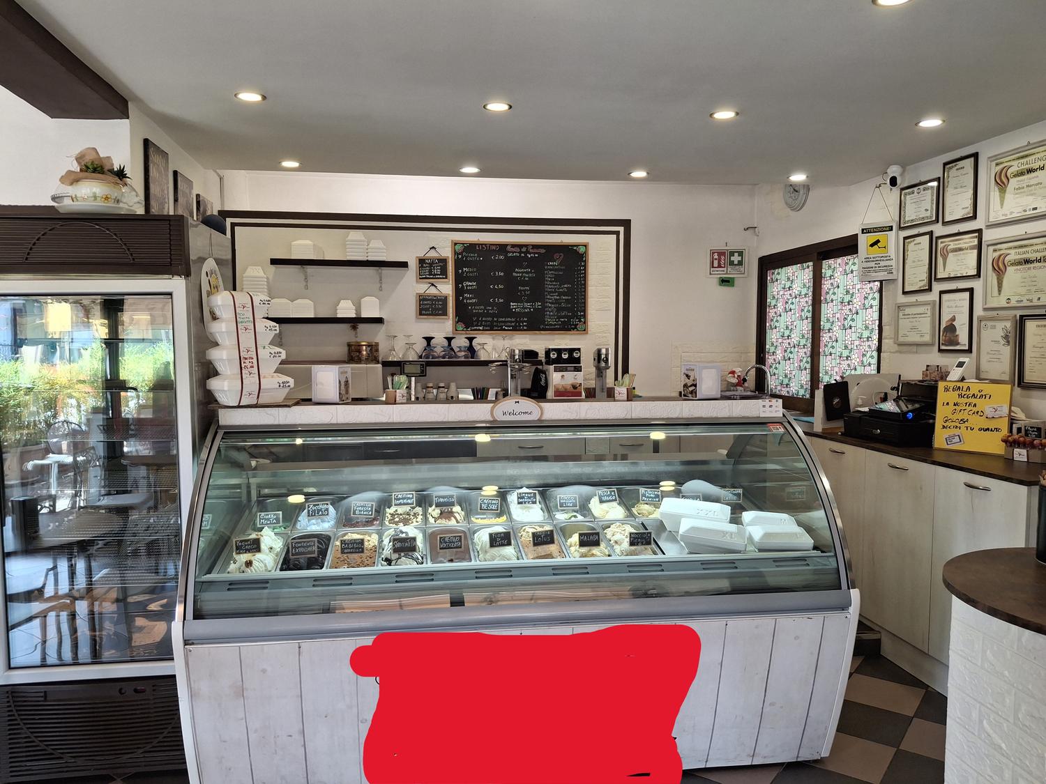 Azienda in vendita: Gelateria Bar Caffetteria a Italia - Gelaterie - Immagine principale