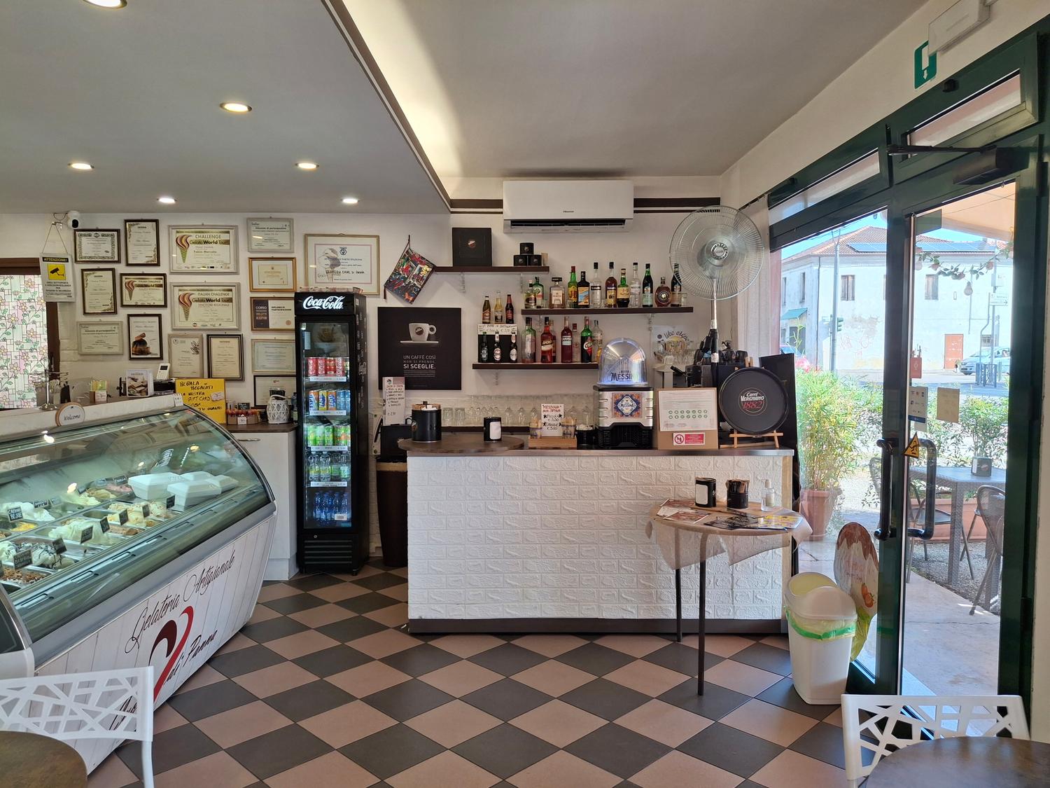 Azienda in vendita: Gelateria Bar Caffetteria a Italia - Gelaterie - Immagine foto 2