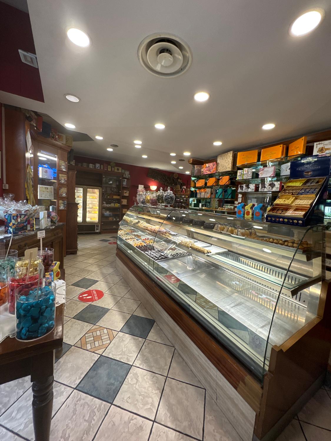 Azienda in vendita: Vendita attiva di pasticceria gelateria caffetteria a Italia - Pasticcerie - Immagine principale