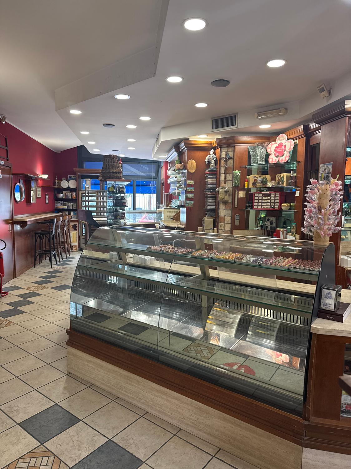 Azienda in vendita: Vendita attiva di pasticceria gelateria caffetteria a Italia - Pasticcerie - Immagine foto 3