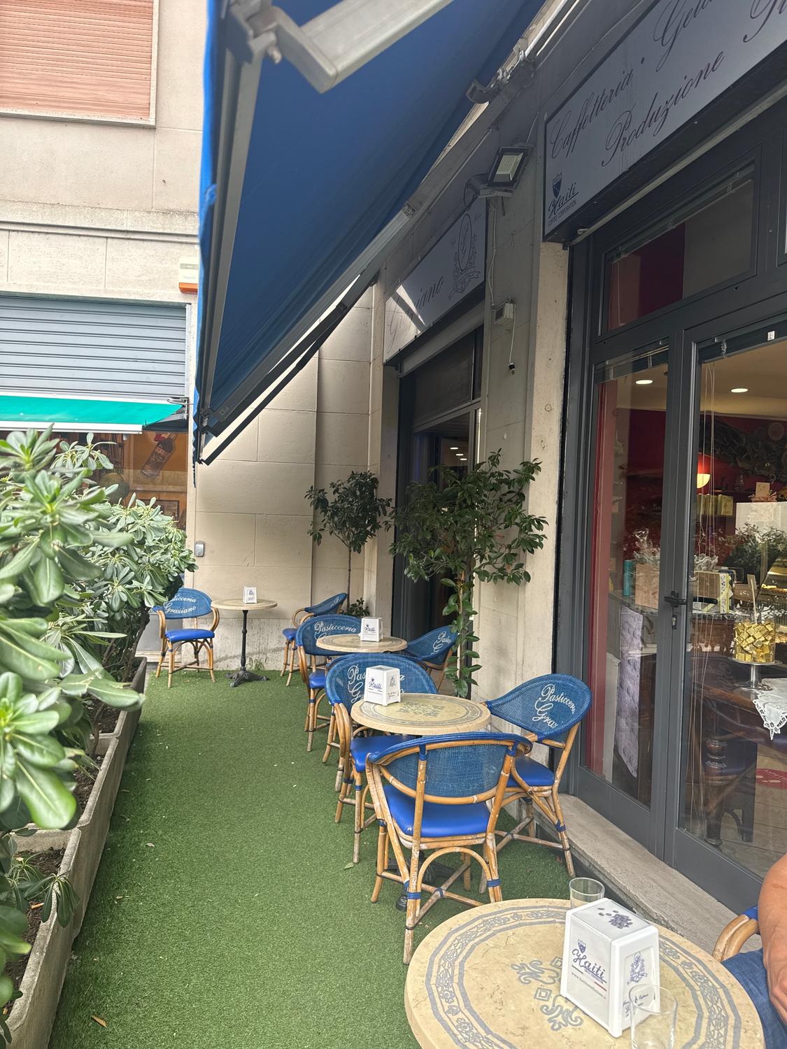 Azienda in vendita: Vendita attiva di pasticceria gelateria caffetteria a Italia - Pasticcerie - Immagine foto 4