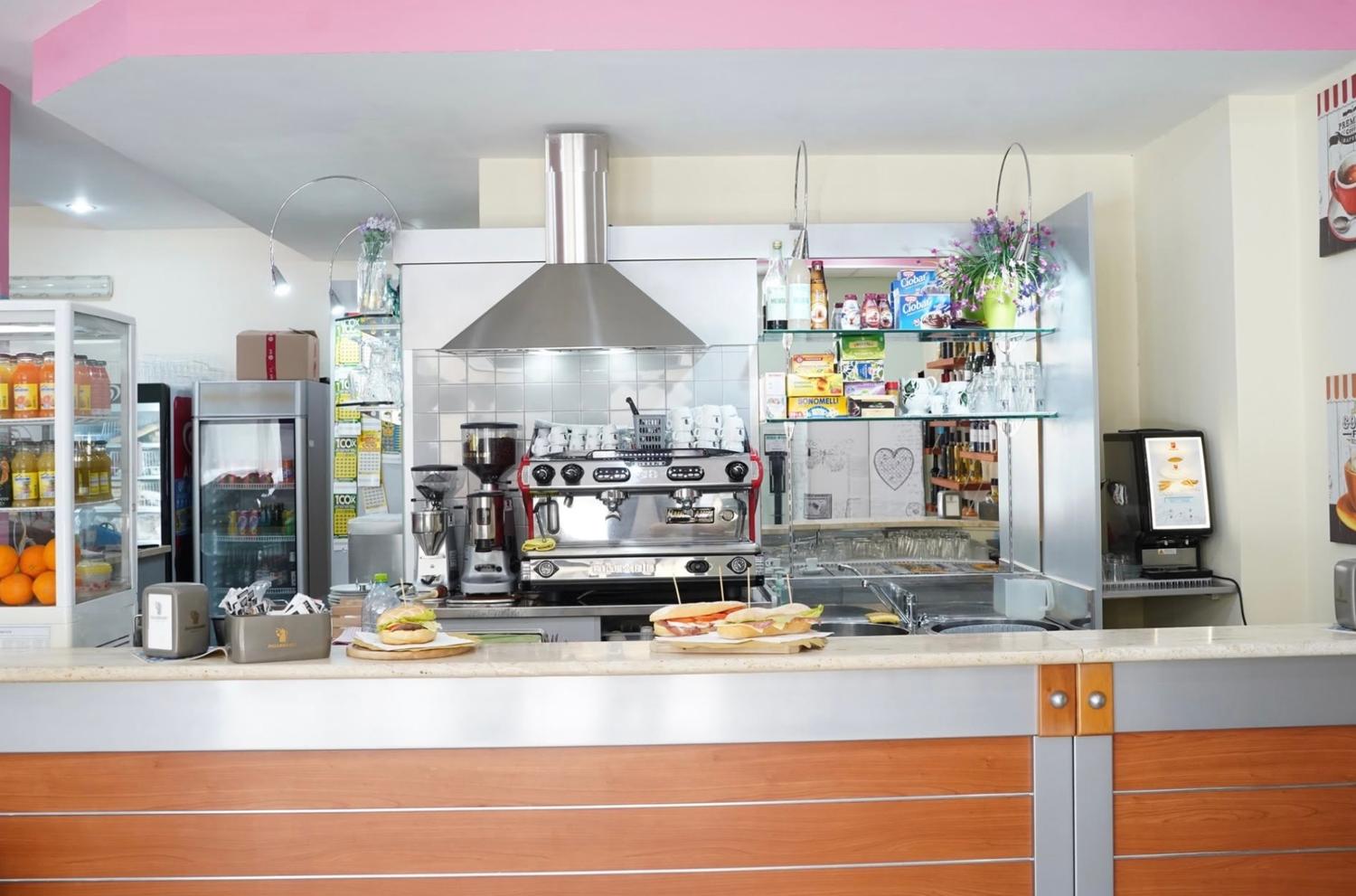 Azienda in vendita: Cessione o gestione di attività Bar - Pasti veloci - Cagliari a Italia - Bar - Immagine foto 2