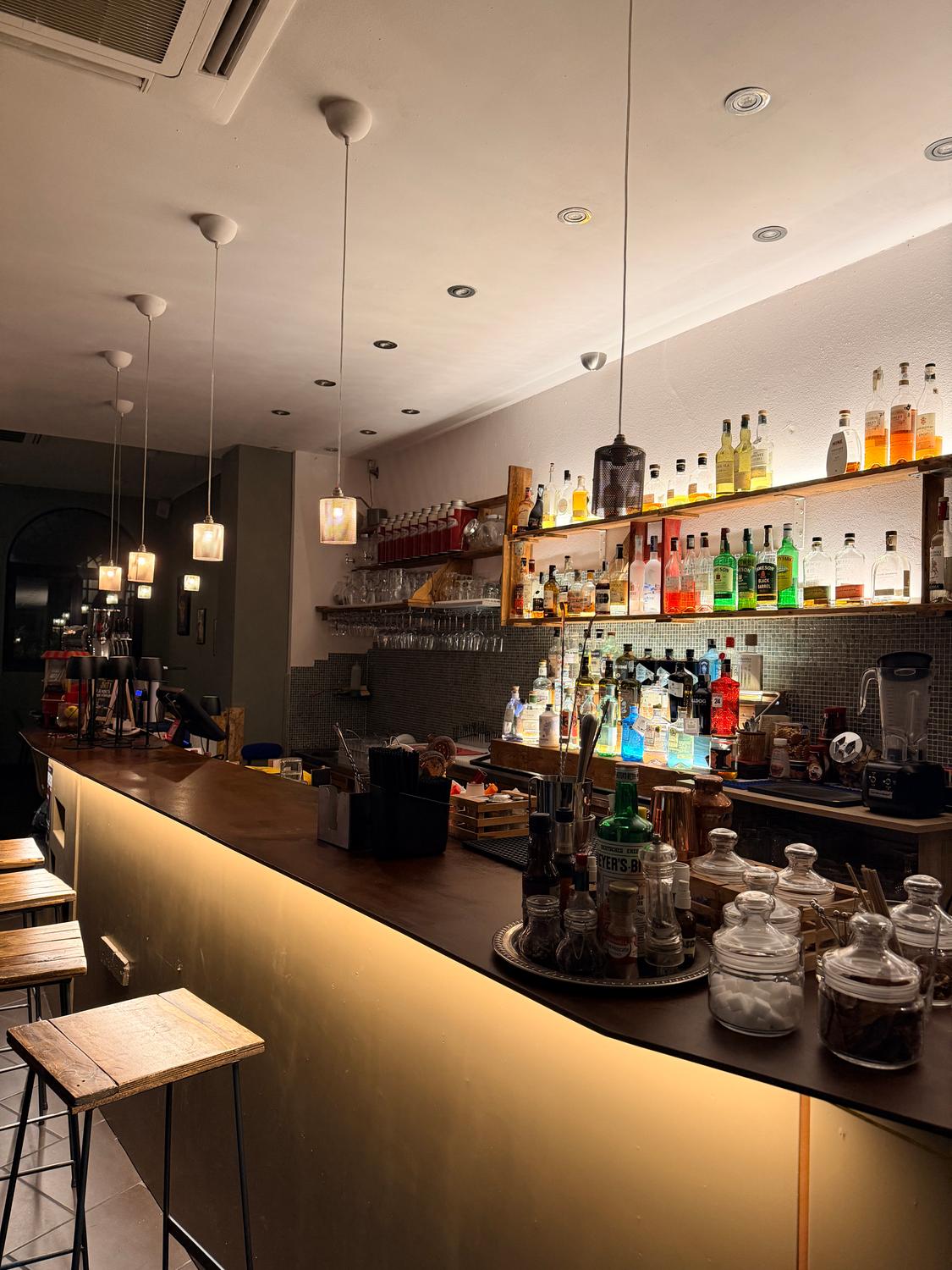 Azienda in vendita: Cocktail bar in Vendita a Italia - Bar - Immagine principale