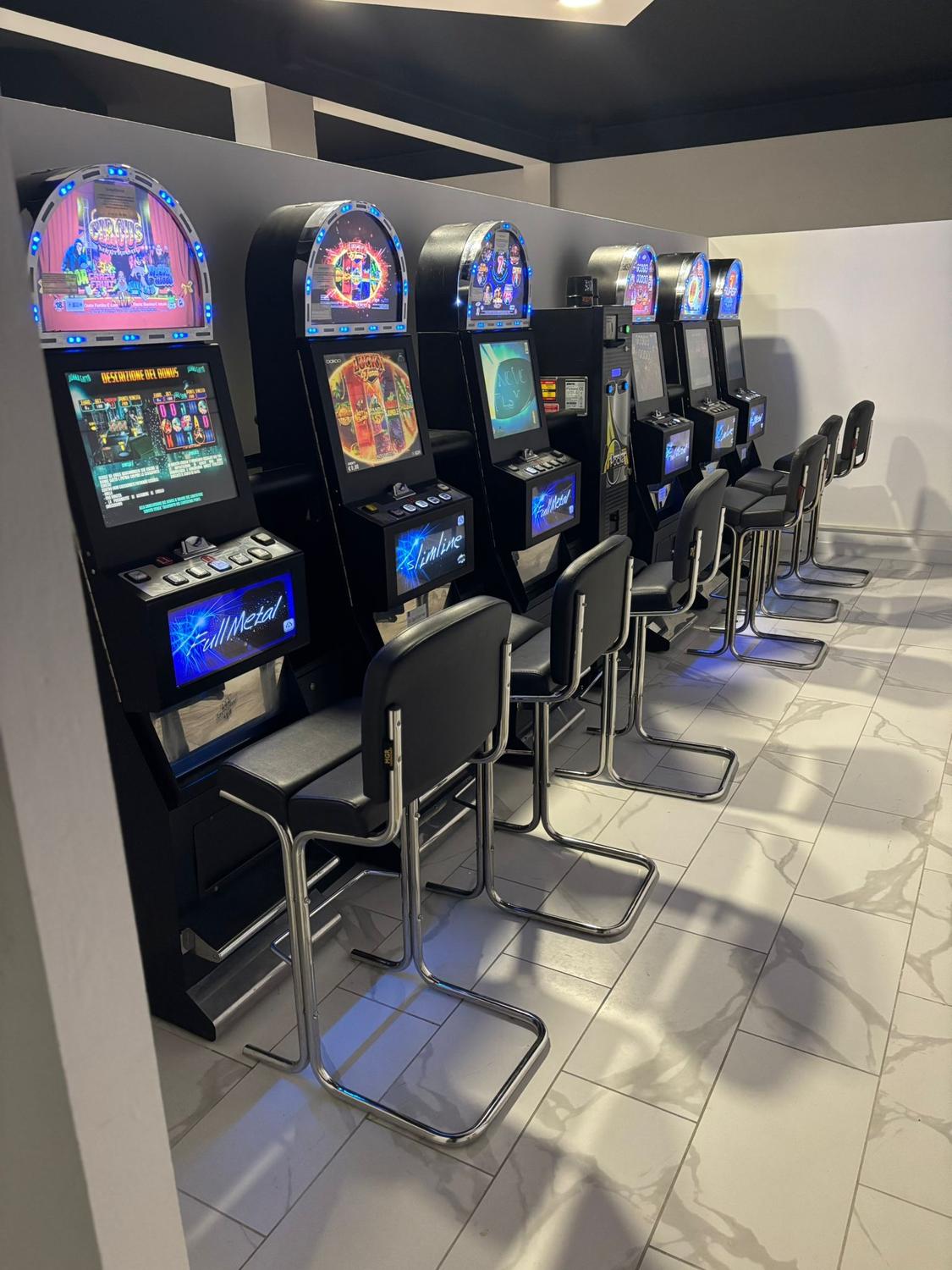 Azienda in vendita: Affitto - Vendo disco bar, sala eventi e sala slot. a Italia - Bar - Immagine principale