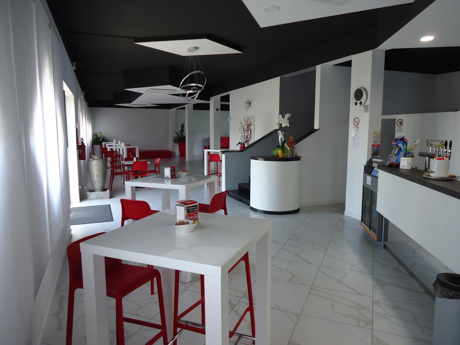 Azienda in vendita: Affitto - Vendo disco bar, sala eventi e sala slot. a Italia - Bar - Immagine foto 2