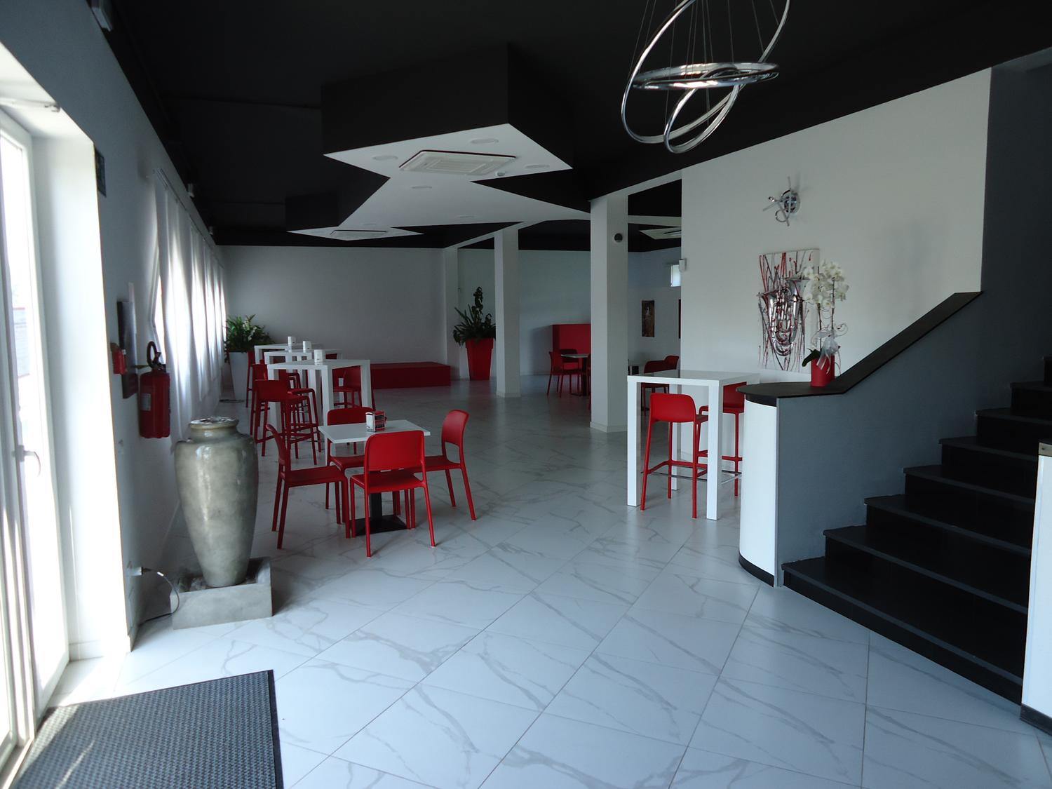 Azienda in vendita: Affitto - Vendo disco bar, sala eventi e sala slot. a Italia - Bar - Immagine foto 3