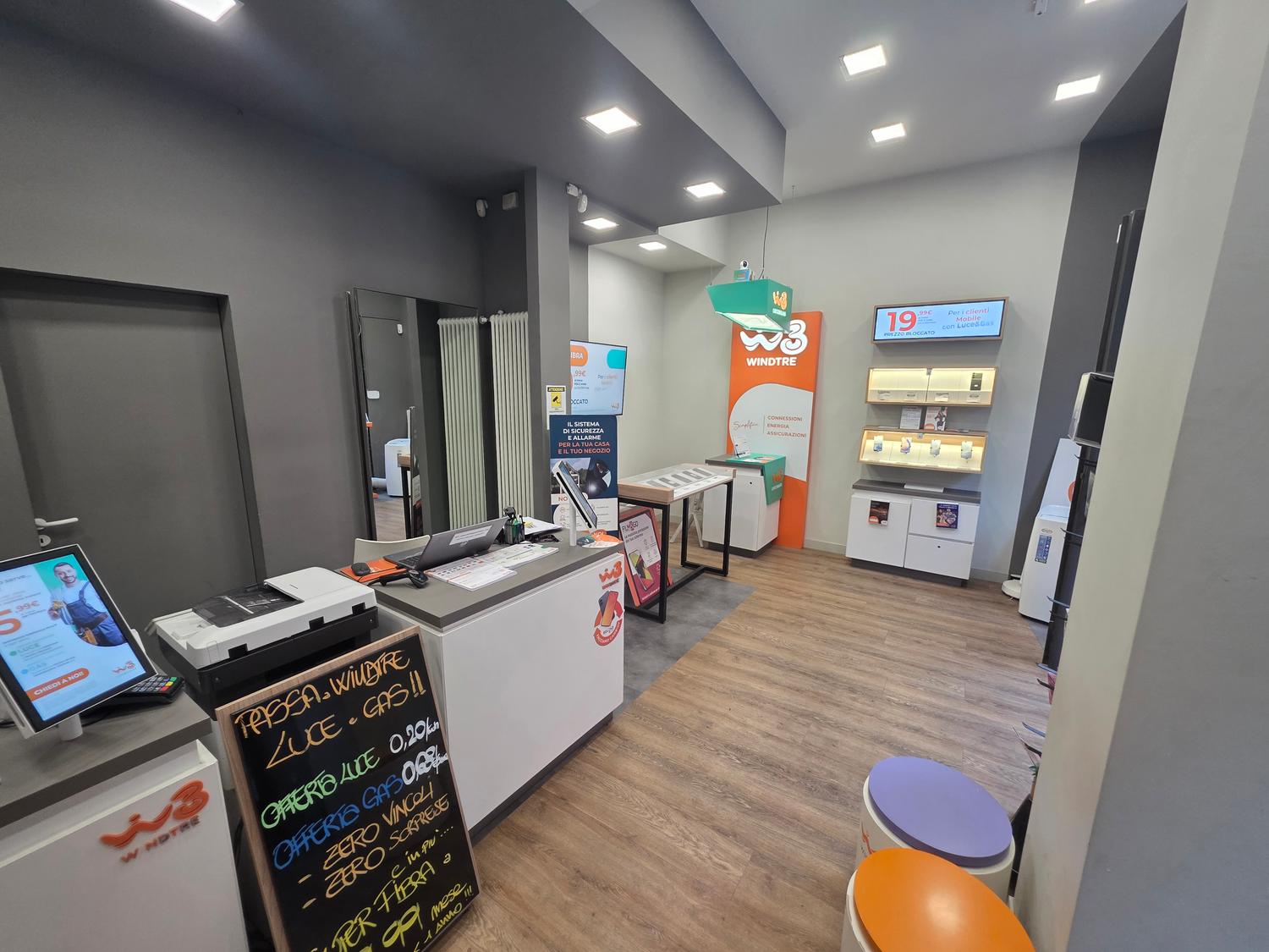 Azienda in vendita: negozio franchising a Italia - Commercio al dettaglio - Immagine foto 2
