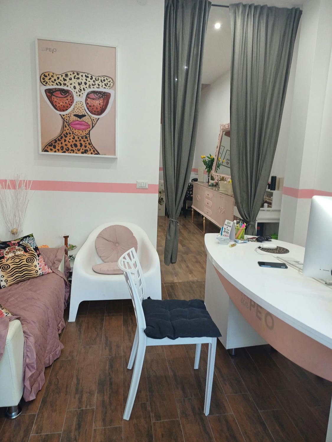 Azienda in vendita: cedo centro estetico,zona centralissima,densamente abitata a Italia - Centri Estetici - Immagine principale