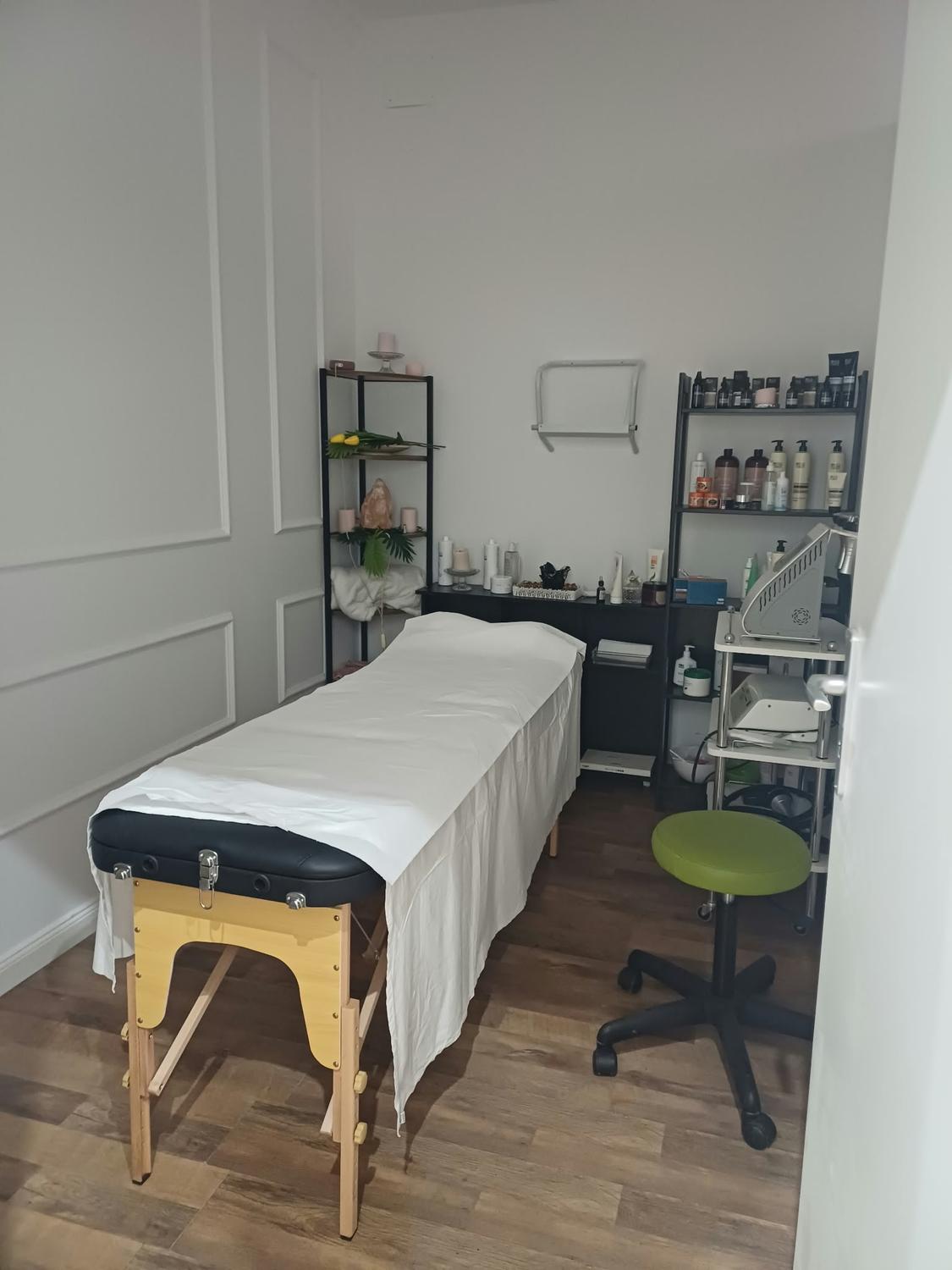 Azienda in vendita: cedo centro estetico,zona centralissima,densamente abitata a Italia - Centri Estetici - Immagine foto 3