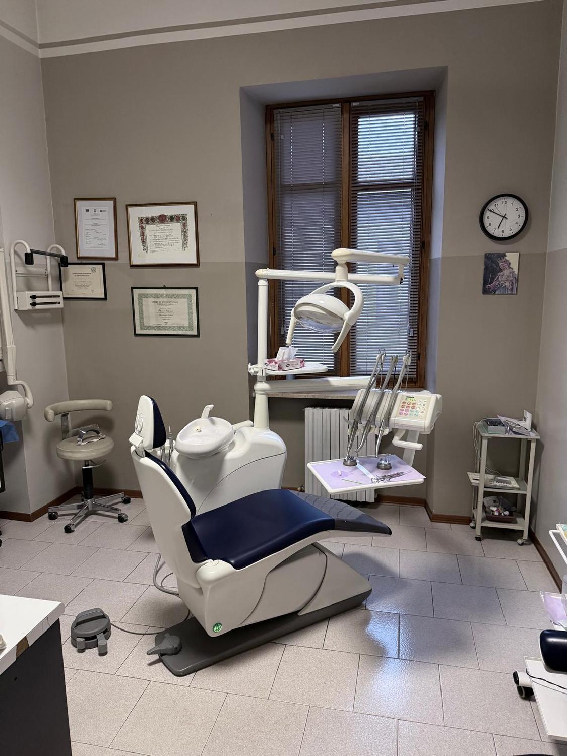 Azienda in vendita: Studio dentistico avviato a Canelli (AT) – cessione attività a Italia - Studi Medici e Poliambulatori - Immagine principale