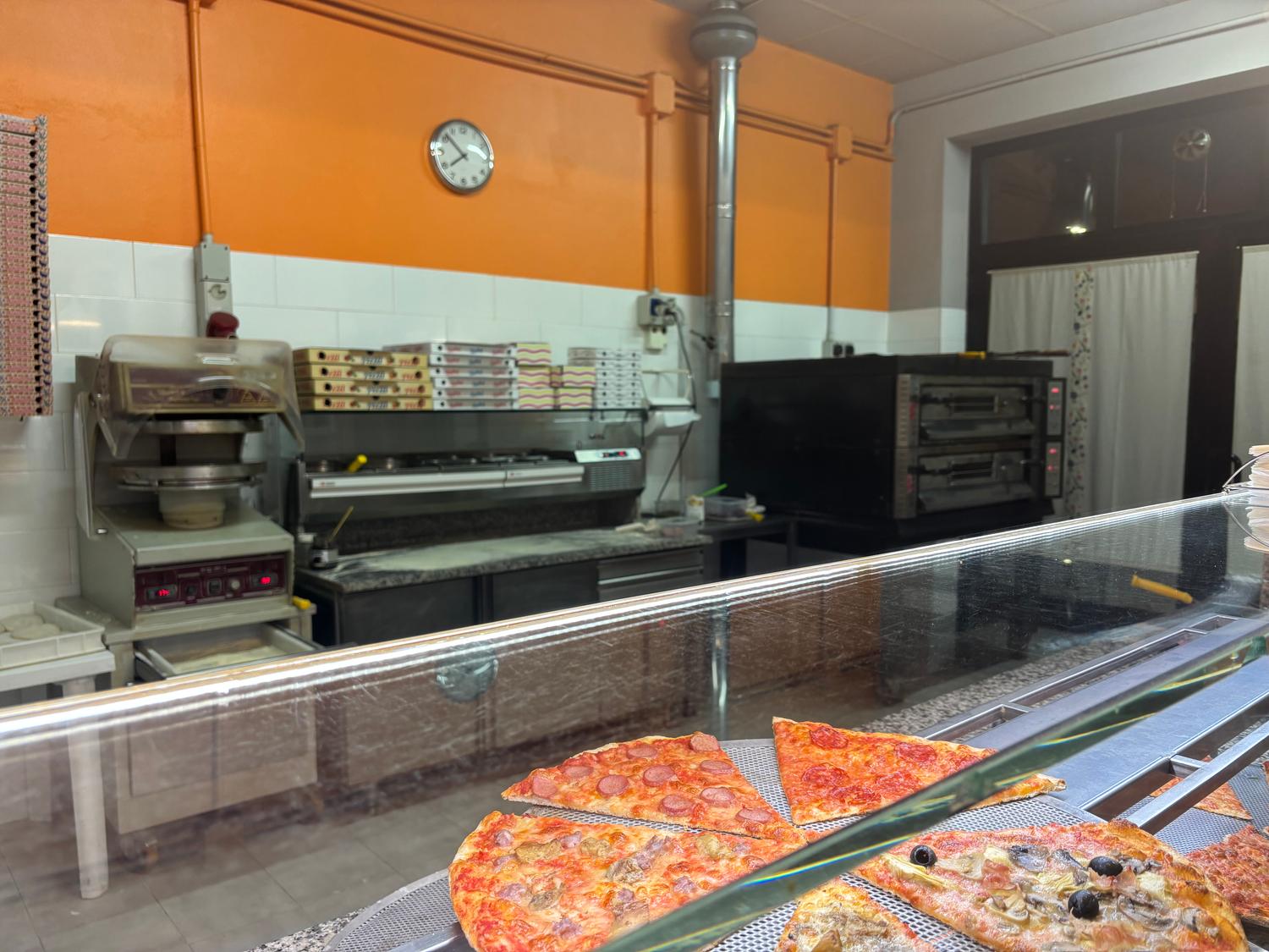 Azienda in vendita: Attività di pizzeria da taglio e asporto a Italia - Pizzerie - Immagine foto 2