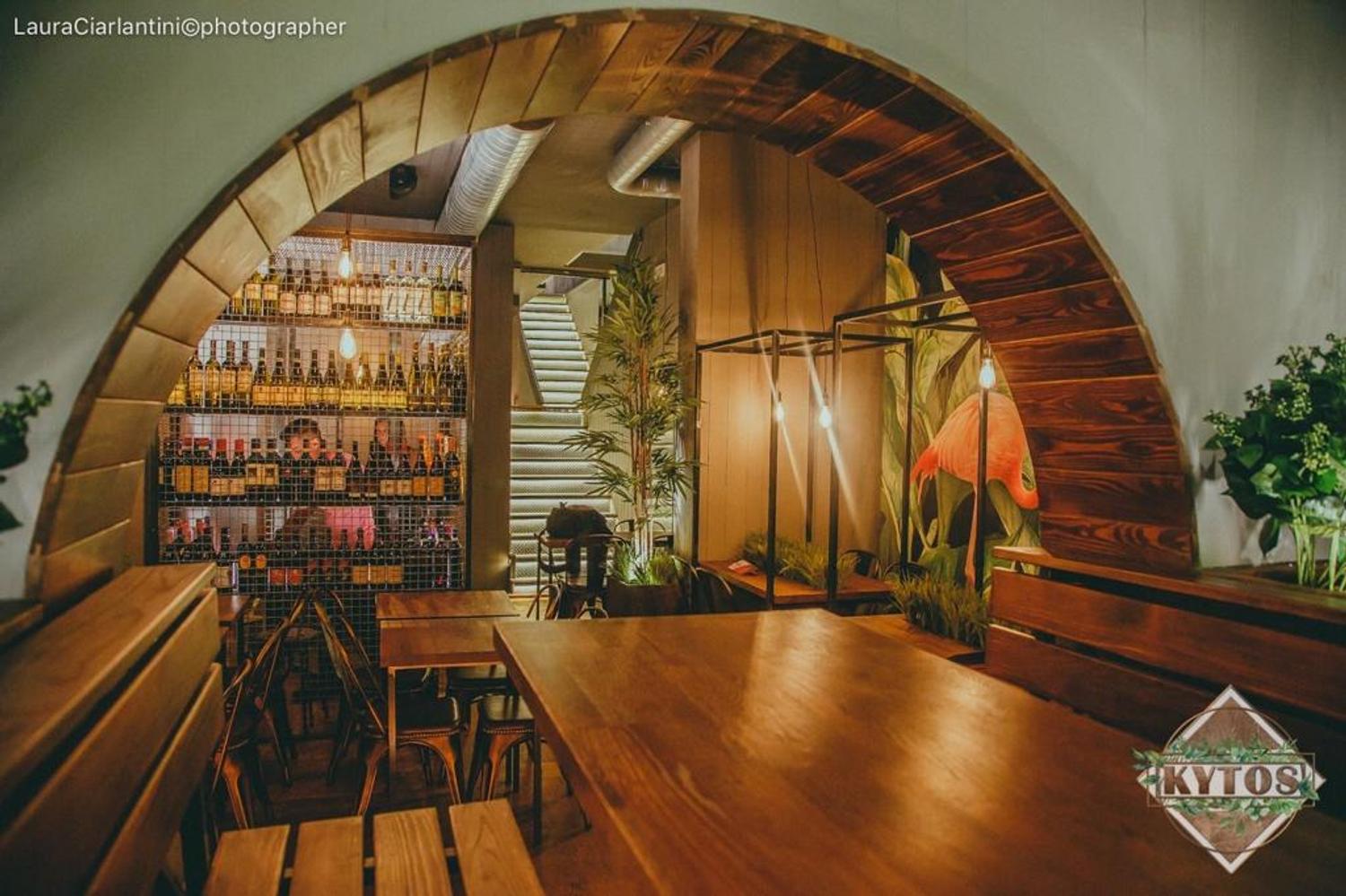 Azienda in vendita: cocktail bar pub avviato a Ponte Milvio a Italia - Bar - Immagine principale