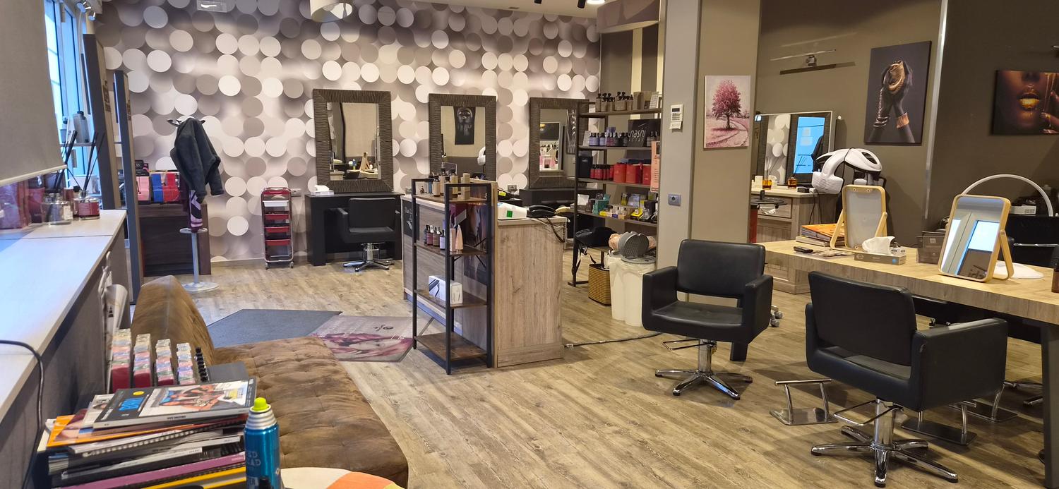 Azienda in vendita: Vendo attività , salone parrucchiere ben avviato mq 110 a Italia - Negozi - cosmetici e bellezza - Immagine foto 2