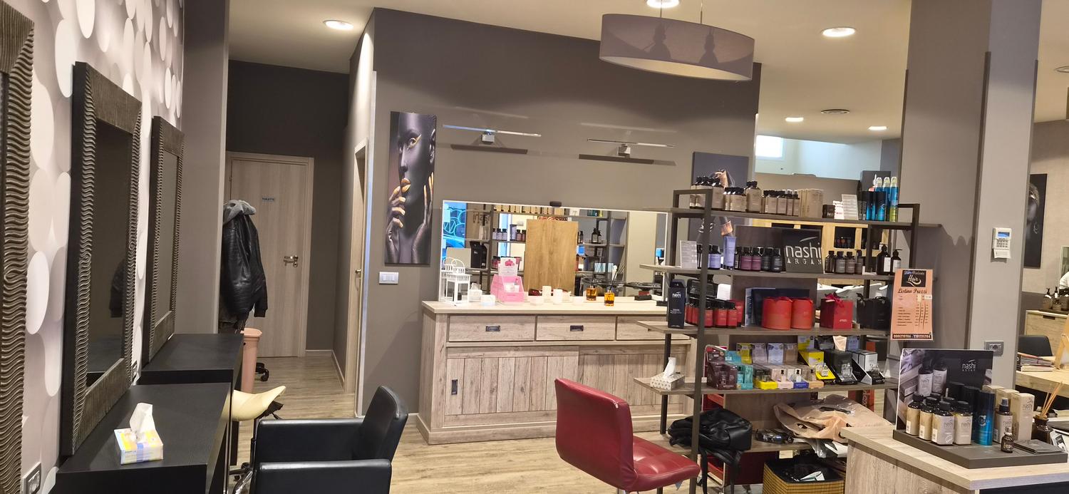Azienda in vendita: Vendo attività , salone parrucchiere ben avviato mq 110 a Italia - Negozi - cosmetici e bellezza - Immagine foto 3