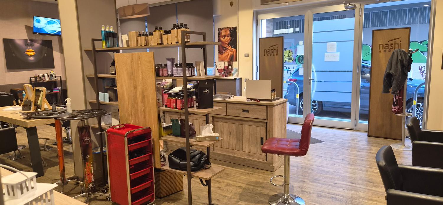 Azienda in vendita: Vendo attività , salone parrucchiere ben avviato mq 110 a Italia - Negozi - cosmetici e bellezza - Immagine foto 4