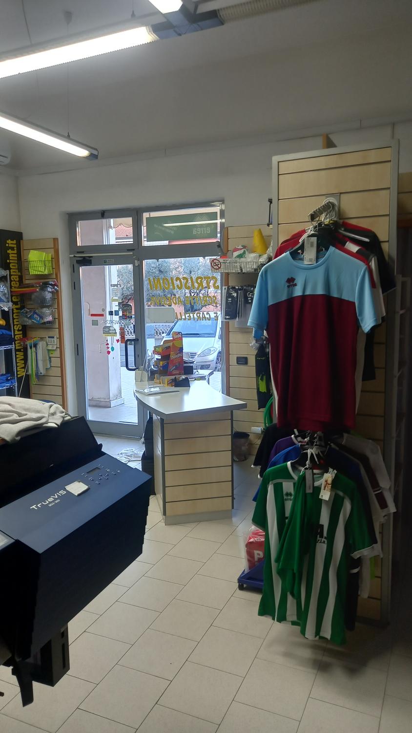 Azienda in vendita: Attivo di abbigliamento sportivo e premiazioni stampe e ricami a Italia - Negozi - abbigliamento - Immagine principale