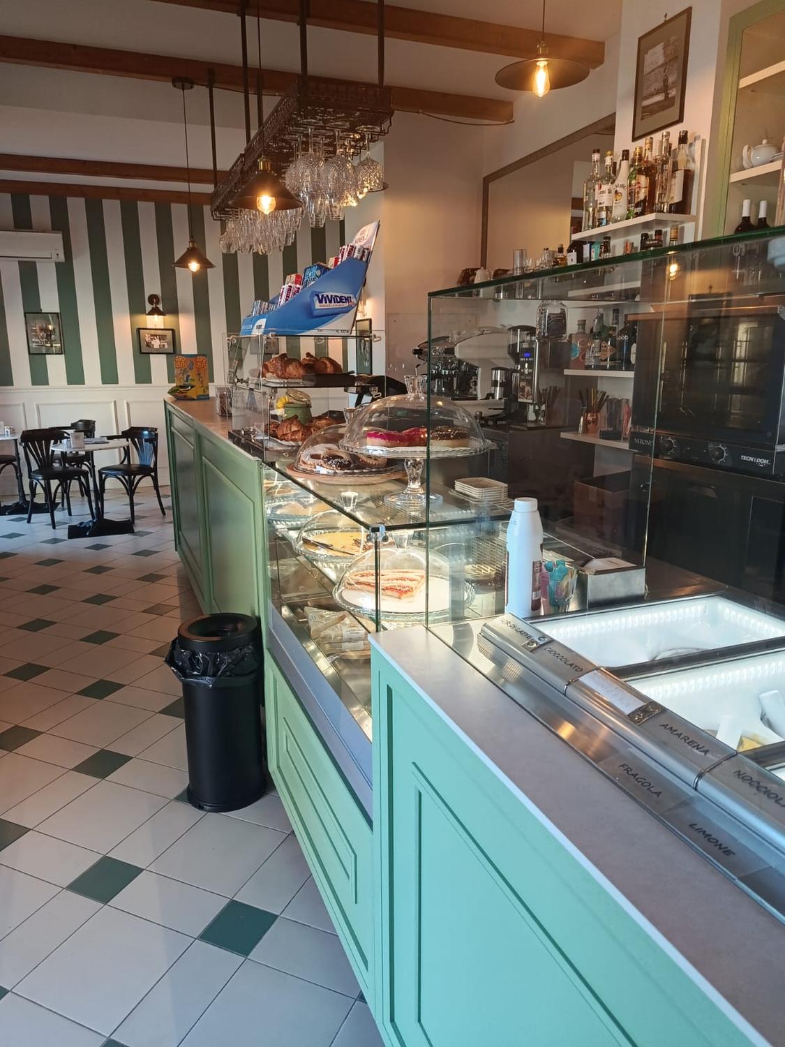 Azienda in vendita: BAR GELATERIA a Italia - Bar - Immagine principale