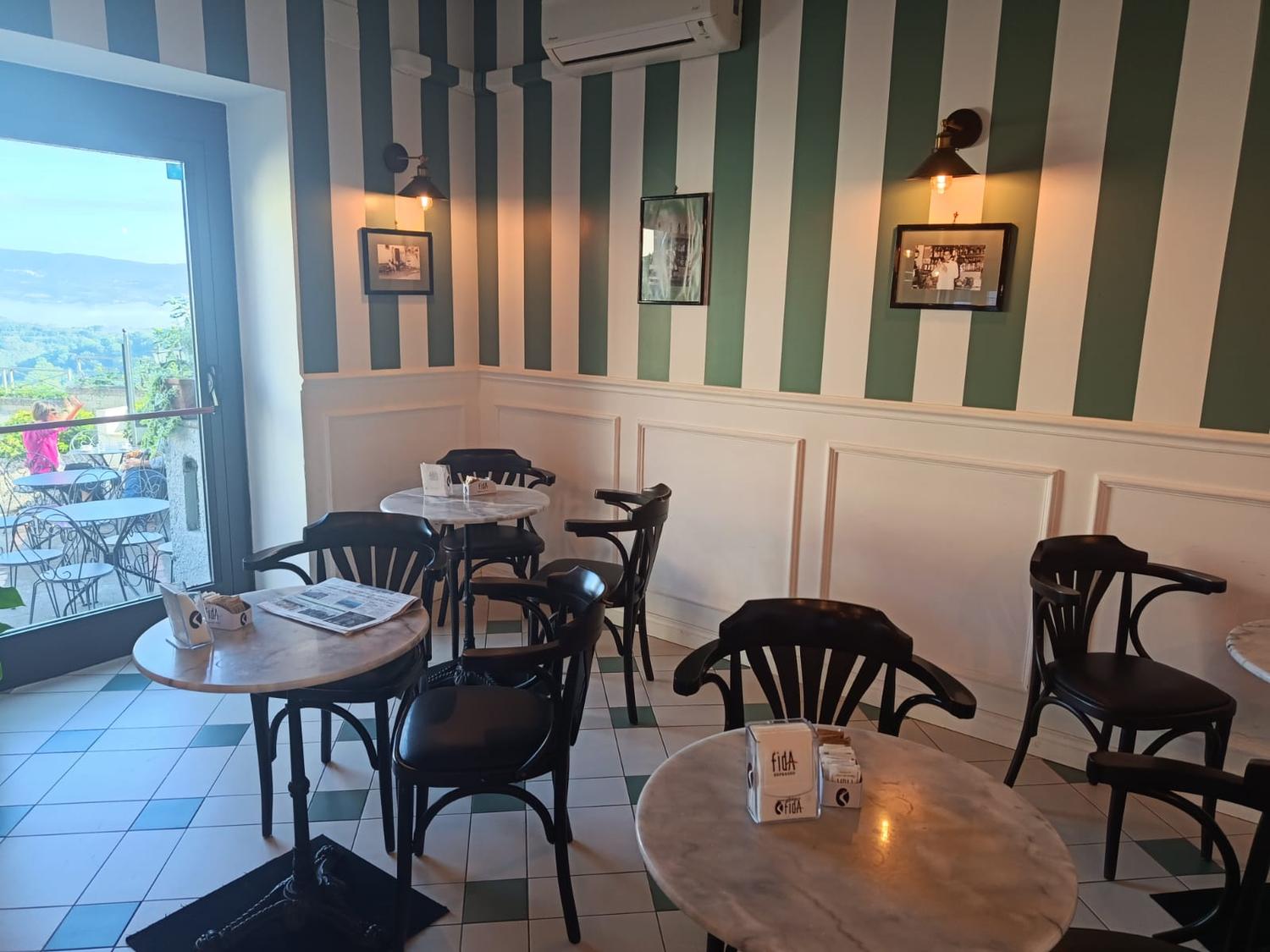 Azienda in vendita: BAR GELATERIA a Italia - Bar - Immagine foto 2