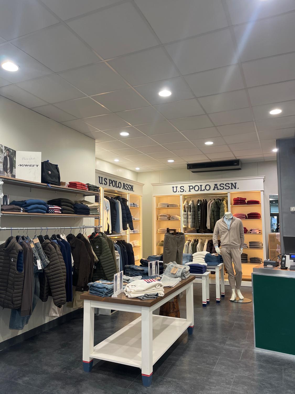 Azienda in vendita: CEDESI ATTIVITÀ COMMERCIALE – NEGOZIO DI ABBIGLIAMENTO A CHIVASSO a Italia - Moda e abbigliamento - Immagine principale