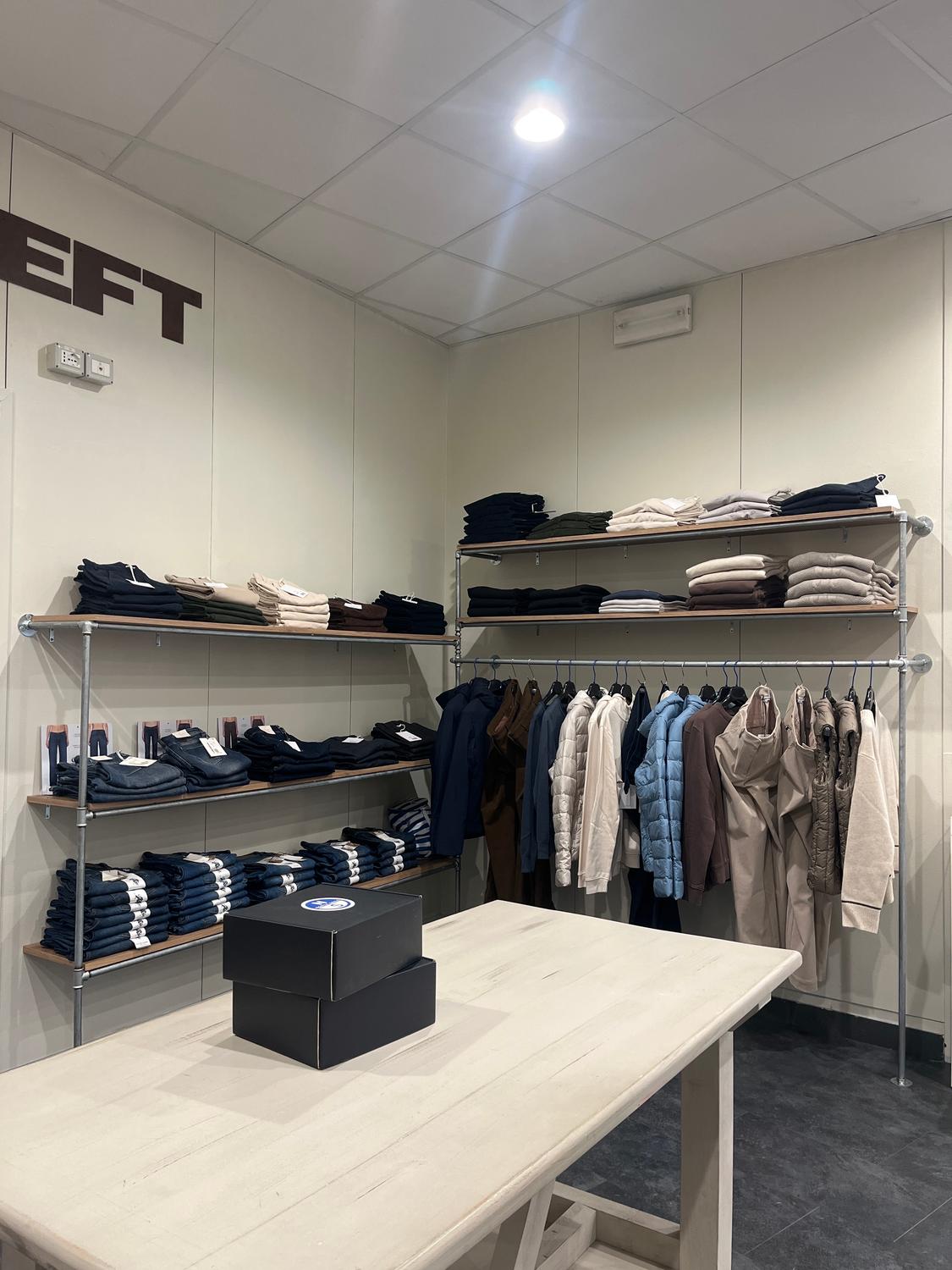 Azienda in vendita: CEDESI ATTIVITÀ COMMERCIALE – NEGOZIO DI ABBIGLIAMENTO A CHIVASSO a Italia - Moda e abbigliamento - Immagine foto 2