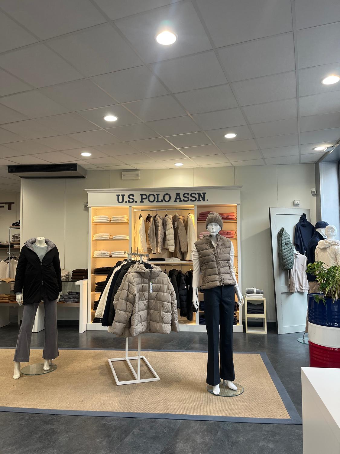 Azienda in vendita: CEDESI ATTIVITÀ COMMERCIALE – NEGOZIO DI ABBIGLIAMENTO A CHIVASSO a Italia - Moda e abbigliamento - Immagine foto 3