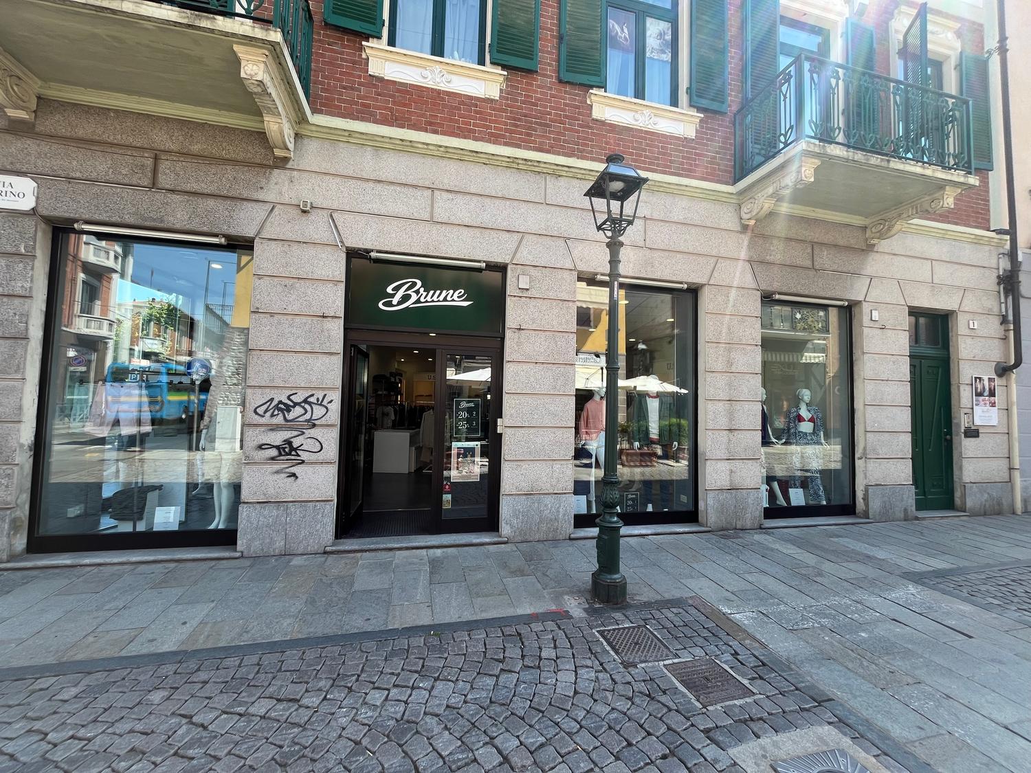 Azienda in vendita: CEDESI ATTIVITÀ COMMERCIALE – NEGOZIO DI ABBIGLIAMENTO A CHIVASSO a Italia - Moda e abbigliamento - Immagine foto 4